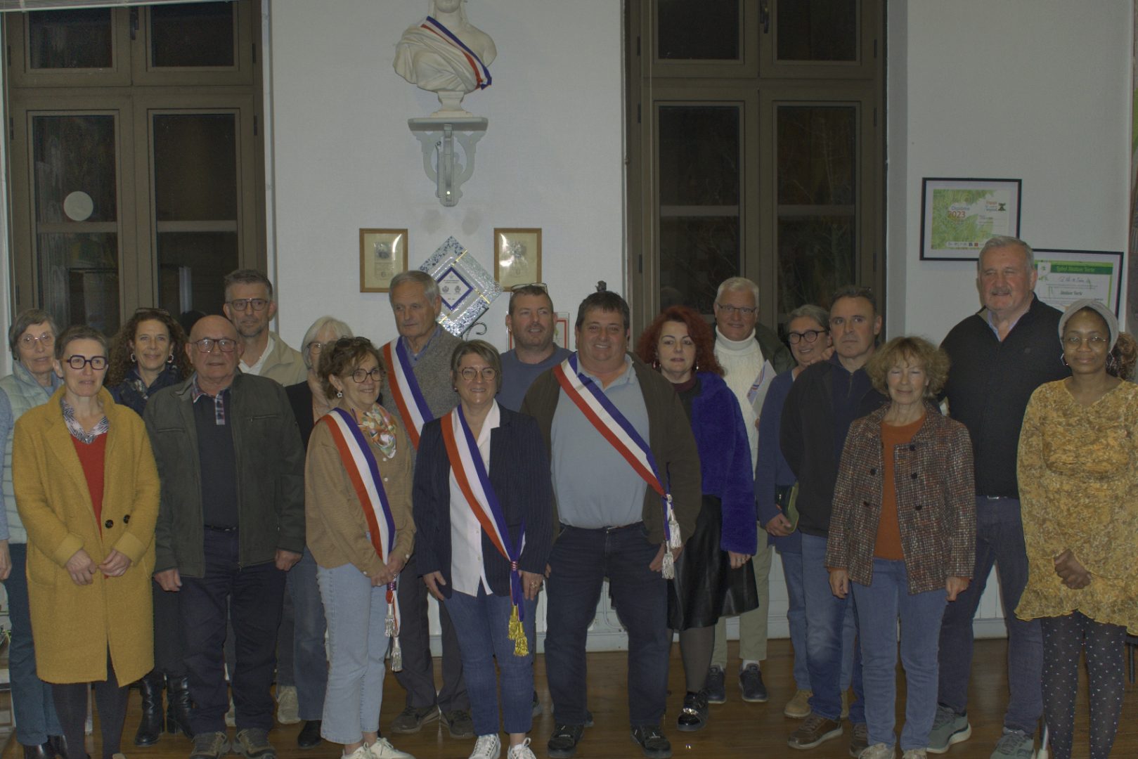 Madame le maire, entour&eacute;e des 18 &eacute;lus de la ville